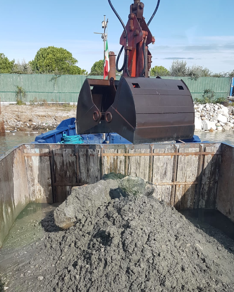 Carico materiale inerte fanghi di risulta